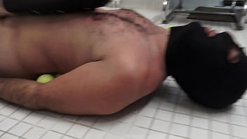 Alice trample sklave maskjoe while he is lying on tennis balls