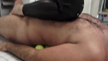 Alice trample sklave maskjoe while he is lying on tennis balls