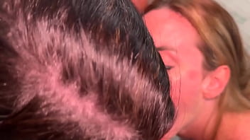 Fui na festa de swing e 2 amigas me chamaram pro quarto