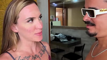 Fui na festa de swing e 2 amigas me chamaram pro quarto