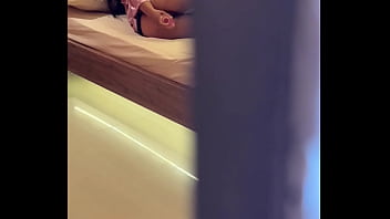 Atrapo a mi madrastra nalgona muy caliente en su habitacion y me saco toda la leche a sus espaldas