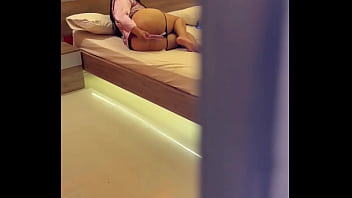 Atrapo a mi madrastra nalgona muy caliente en su habitacion y me saco toda la leche a sus espaldas