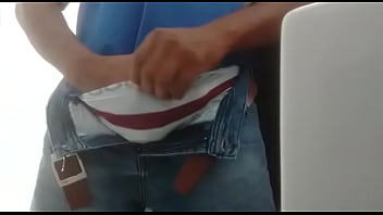 Tirando a roupa no banheiro Tirando a roupa no banheiro