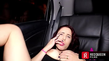 Louca de tesão na rua a * mary redqueen * resolveu pegar um desconhecido e foder com ele em casa