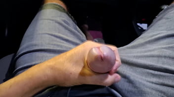 Me masturbo arriscado de olho nas estudantes no estacionamento da faculdade