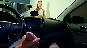 Me masturbo arriscado de olho nas estudantes no estacionamento da faculdade