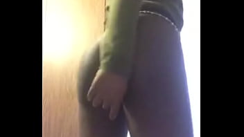 Gal shaking her small ass