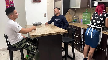 La esposa de mi amigo prueba mi salchicha al frente de su marido ntr