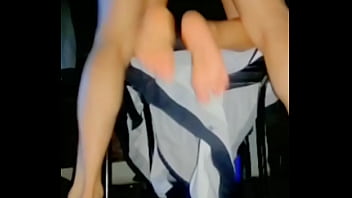 Vecina 18 le encanta la verga siempre y cuando le pagues las uñas