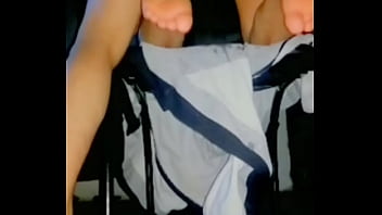 Vecina 18 le encanta la verga siempre y cuando le pagues las uñas