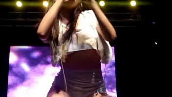 Anitta de shortinho e sem calcinha no show