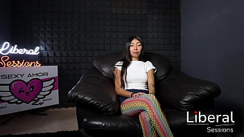 Chica petite de 19 años prueba una verga enorme en su ano