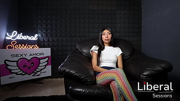 Chica petite de 19 años prueba una verga enorme en su ano