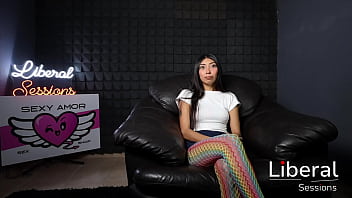 Chica petite de 19 años prueba una verga enorme en su ano