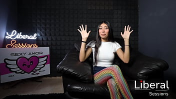 Chica petite de 19 años prueba una verga enorme en su ano