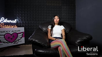 Chica petite de 19 años prueba una verga enorme en su ano