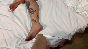 Me acuesto al lado de mi madrastra está buenisima creampie