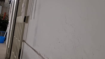 Arrapato in pubblico mostro il cazzo alle vicine sega rischiosa a casa della matrigna