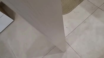 Arrapato in pubblico mostro il cazzo alle vicine sega rischiosa a casa della matrigna