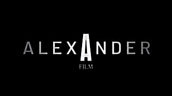 Arrapato in pubblico mostro il cazzo alle vicine sega rischiosa a casa della matrigna