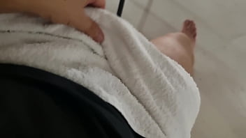 Arrapato in pubblico mostro il cazzo alle vicine sega rischiosa a casa della matrigna