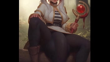 Hermosa chica de cabello blanco sentada en el bosque