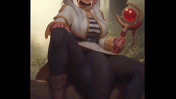 Hermosa chica de cabello blanco sentada en el bosque