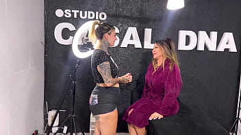 Tatuadora chupa o cu de cliente fisiculturista até ela gozar na sua boca