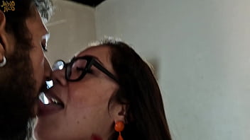 Gostosa bunduda levando porra quente dentro da buceta