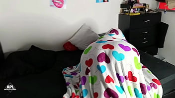 Mi hermanastra me da una sorpresa algo me espara bajo las cobijas y es culazo listo para que me lo folle hl Mi hermanastra me da una sorpresa algo me espara bajo las cobijas y es culazo listo para que me lo folle hl