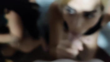 Eu e minha amiga dividindo dois paus