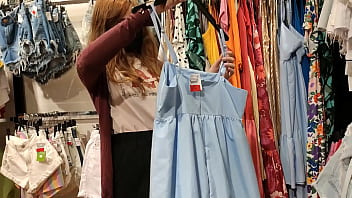 Comprei uma roupa para ela chupar meu pau no provador de roupas