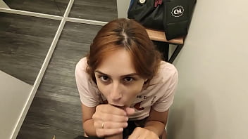 Comprei uma roupa para ela chupar meu pau no provador de roupas