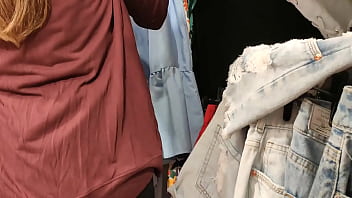Comprei uma roupa para ela chupar meu pau no provador de roupas