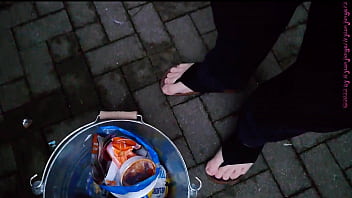 Barfuß zum müllplatz