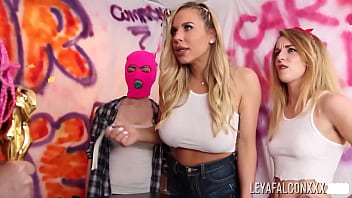 Big ass slut leya falcon has a huge wet orgasm in a blondie 3some