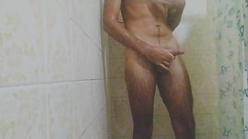 Duas gozadas enquanto eu tomava banho com a porra escorrendo pela minha mão