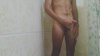 Duas gozadas enquanto eu tomava banho com a porra escorrendo pela minha mão