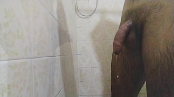 Duas gozadas enquanto eu tomava banho com a porra escorrendo pela minha mão