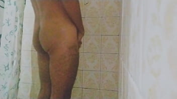 Duas gozadas enquanto eu tomava banho com a porra escorrendo pela minha mão