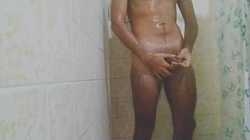 Duas gozadas enquanto eu tomava banho com a porra escorrendo pela minha mão