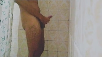 Duas gozadas enquanto eu tomava banho com a porra escorrendo pela minha mão
