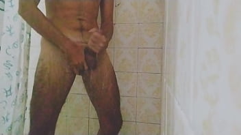 Duas gozadas enquanto eu tomava banho com a porra escorrendo pela minha mão