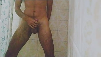 Duas gozadas enquanto eu tomava banho com a porra escorrendo pela minha mão