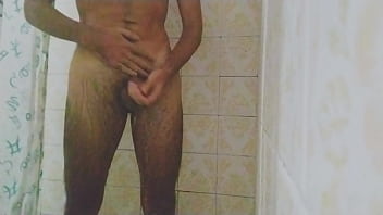 Duas gozadas enquanto eu tomava banho com a porra escorrendo pela minha mão