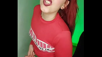 Descubro a mi novio pajeandose con mi gemela le dara el cuero para complacernos a las dos