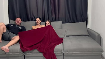 O tio do meu namorado saiu e aproveitamos pra matar o tesão