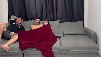 O tio do meu namorado saiu e aproveitamos pra matar o tesão