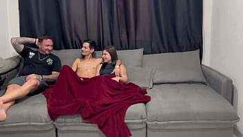 O tio do meu namorado saiu e aproveitamos pra matar o tesão