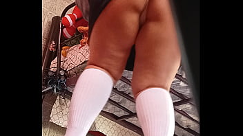 Escondido Bajo La Cama Graba A Su Hijastra Bajo Falda thumbnail